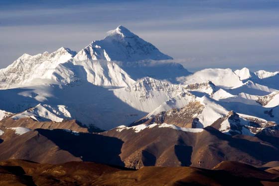 Ежегодно на покорение Джомолунгмы отправляются сотни опытных альпинистов