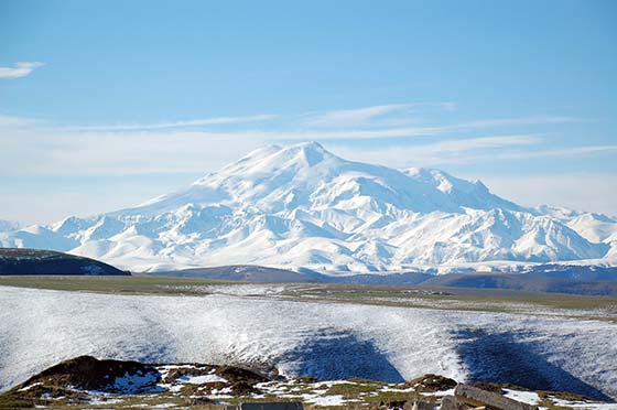 Вулкан Эльбрус известен и разнообразием ландшафтов