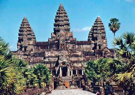 Ангкор Ват – многоуровневое сооружение и включает множество лестниц, переходов, а также пять башен в виде лотоса