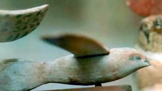 Эта деревянная фигурка обнаруженная в 1898 году при раскопке одного из могильников Саккара