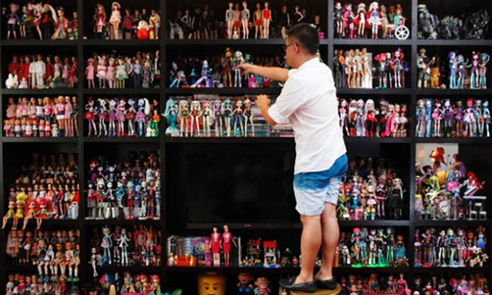 Эту коллекцию из 6 тысяч кукол Барби собирает 33-летний мужчина из Сингапура по имени Ян Цзянь