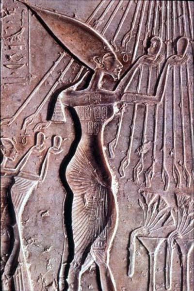 На древних рисунках Аменхотепа часто изображали с широкими бёдрами, узкой талией и женской грудью
