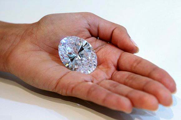 Овальный белый бриллиант - является самым большим в мире овальным белым бриллиантом