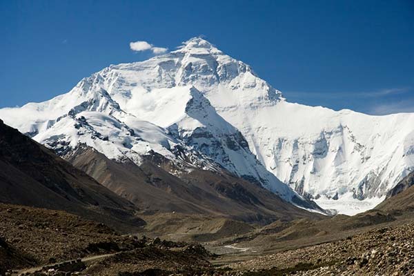 Джомолунгма или Эверест — самая высокая гора на Земле, расположенная в Гималаях