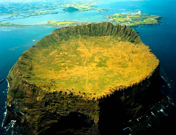 Чеджу — остров вулканического происхождения, расположенный на юго-западе Корейского полуострова