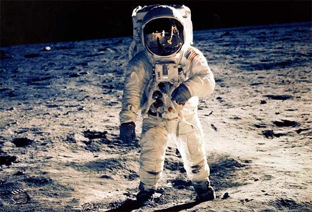 Дэвид Трелфол пришёл в букмекерскую контору с 10 фунтами и поставил на путешествие человека на Луну в ближайшие 10 лет