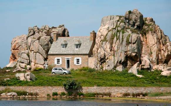 Дом между двумя скалами в Бретани, Франция