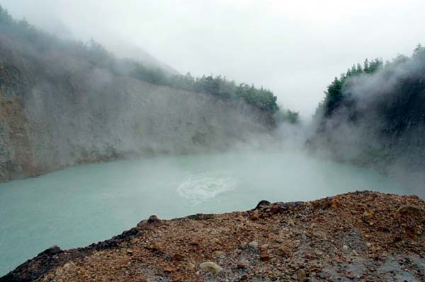 Температура воды в центре Кипящего озера, окутанного густым белым паром, достигает 92°С