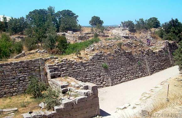 В 19-м веке немецкий археолог Генрих Шлиман обнаружил руины того, что он определил как древний город Троя