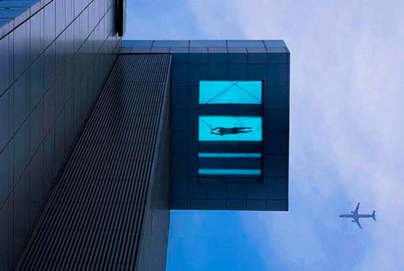 Бассейн длиной 30 метров расположен на 24 этаже отеля Holiday Inn в Шанхае