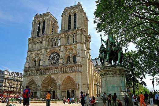Один из самых знаменитых соборов в мире, а также один из красивейших находится в Париже