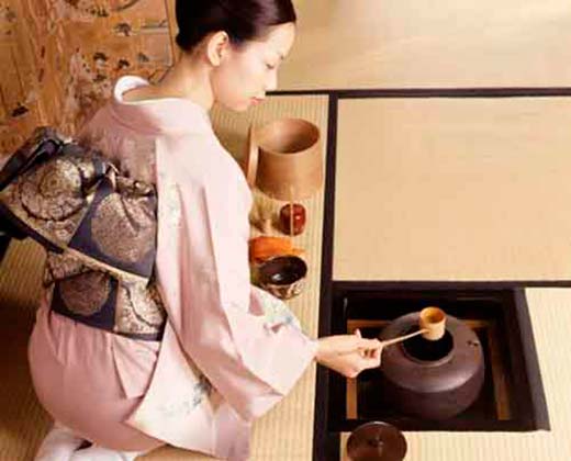 Важная часть японской культуры – это чайная церемония, включающая употребление восхитительного порошкового зеленого чая