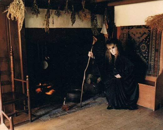 Лори Кэбот — современная ведьма, живущая и здравствующая по сей день