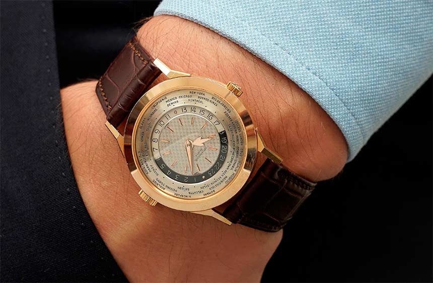 Фактически, механизм этих часов был изготовлен в 1954 году, помещён в корпус в 1966 году и, наконец, продан в 1973 году